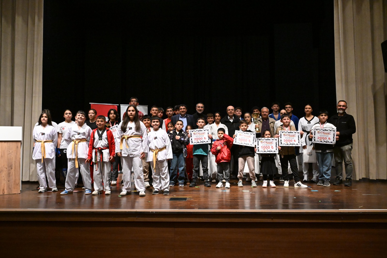 SATRANÇ TURNUVASINDA DERECEYE GİRENLERE ÖDÜLLERİ VERİLDİ