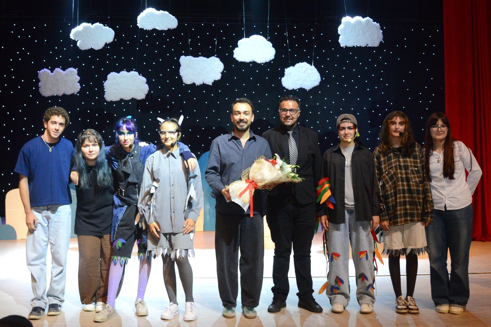 KIRŞEHİR BELEDİYESİ ŞEHİR TİYATROSU “KUŞLAR” ADLI ÇOCUK OYUNUNU SAHNELEDİ